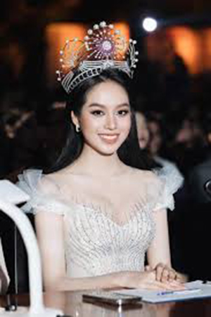 Lộ hình ảnh Hoa hậu Thanh Thủy đi phẫu thuật thẩm mỹ
